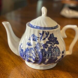 1 Cuthbertson 20 oz Blue Willow Tea Pot